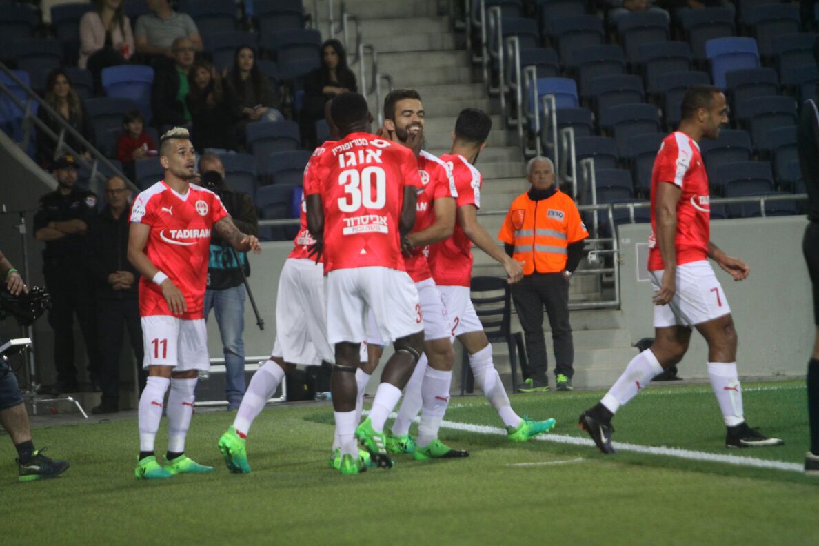 מיגל ויטור וג'ון הוגו חוגגים בחיפה. כמו חומה בצורה (צילום: שי מוגילבסקי)